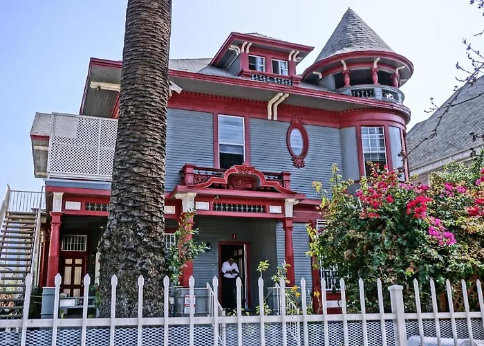 The Red Guest House In Downtown Los Angeles