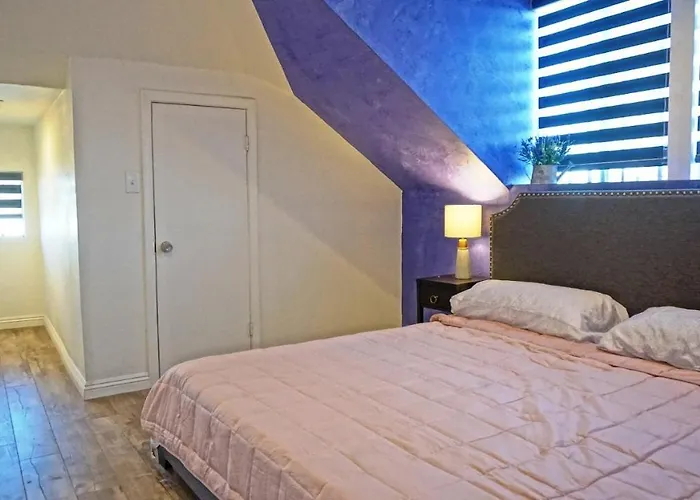 The Red Guest House In Downtown Los Angeles